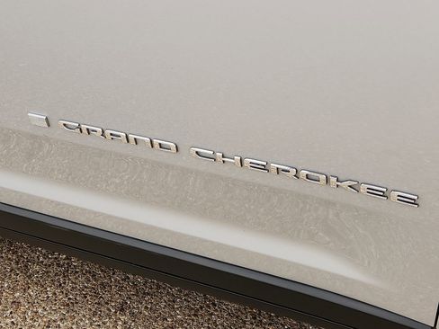Used 2023 Jeep Grand Cherokee Limited AWD/4WD image 8