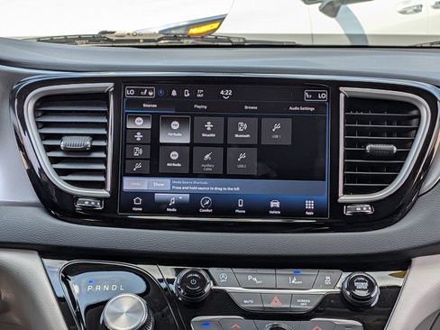 Used 2023 Chrysler Pacifica Touring-L FWD image 28