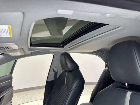 Used 2019 Toyota Camry Hybrid FWD image 2