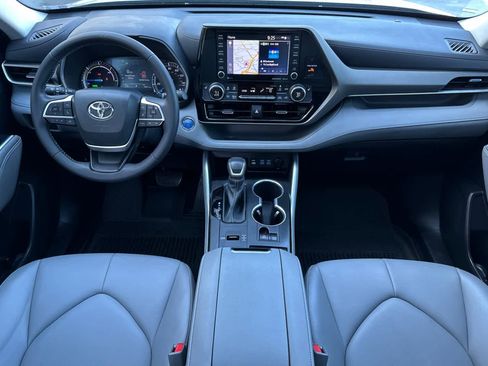 Used 2022 Toyota Highlander XLE AWD/4WD image 3