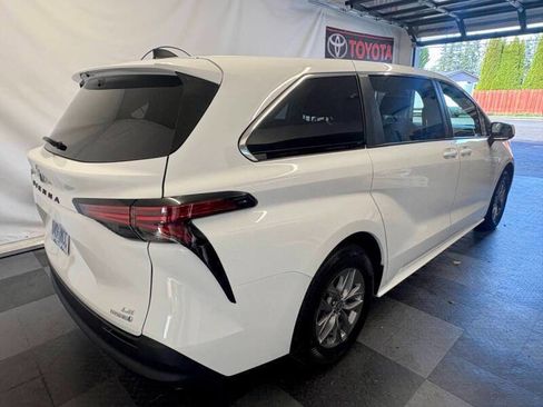 Used 2022 Toyota Sienna LE image 11