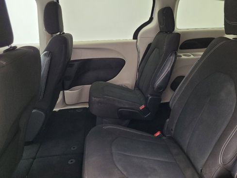 Used 2022 Chrysler Voyager LX FWD image 18