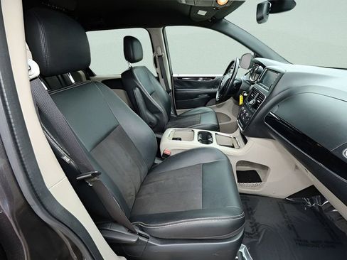 Used 2017 Dodge Grand Caravan SXT image 12