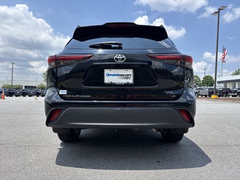 Used 2025 Toyota Highlander LE FWD image 9