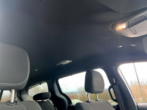 Used 2022 Chrysler Pacifica Touring image 19