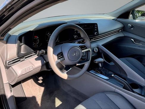 Used 2021 Hyundai Elantra SE FWD image 16