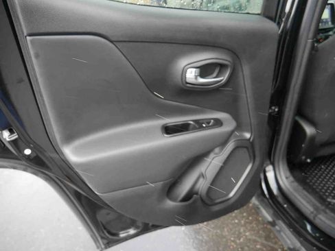 Used 2022 Jeep Renegade Latitude w/ Convenience Group AWD/4WD image 12