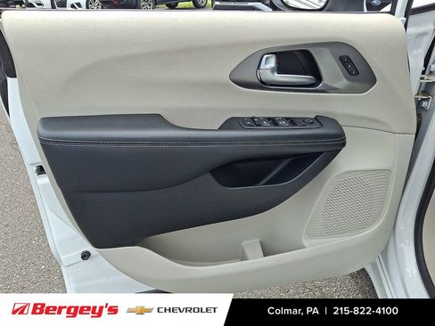 Used 2023 Chrysler Pacifica Touring-L FWD image 16