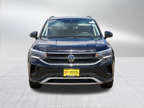 Used 2024 Volkswagen Taos SE AWD/4WD image 2