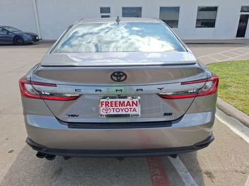 Used 2025 Toyota Camry SE w/ Convenience Package image 5