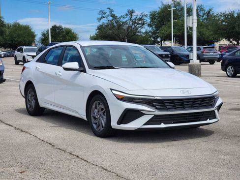 Used 2024 Hyundai Elantra SEL FWD image 3