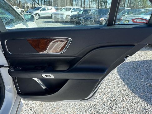 Used 2017 Lincoln Continental Select image 19