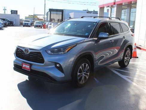 Certified 2021 Toyota Highlander XLE AWD/4WD image 3