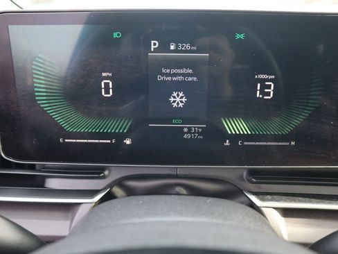 Used 2025 Kia Carnival EX image 28