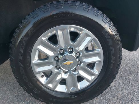 Used 2024 Chevrolet Silverado 2500 High Country w/ Technology Package AWD/4WD image 34