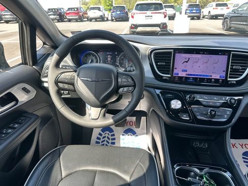 Used 2025 Chrysler Pacifica Limited FWD image 17