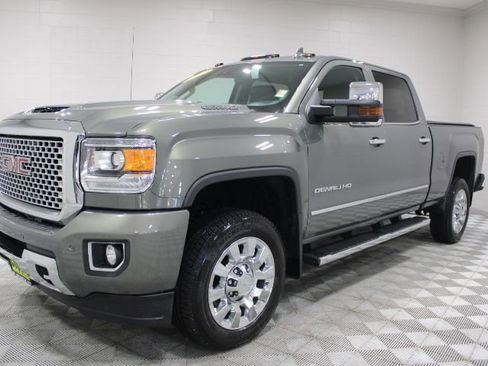 Used 2017 GMC Sierra 2500 Denali w/ Duramax Plus Package AWD/4WD image 7