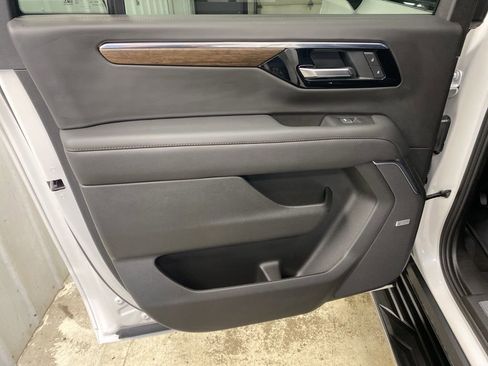 Certified 2025 Chevrolet Suburban High Country image 33