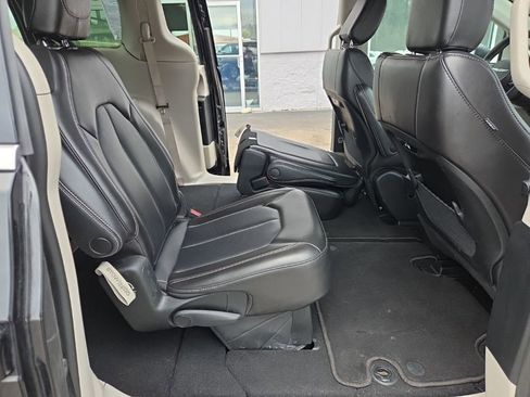 Used 2023 Chrysler Pacifica Touring-L FWD image 28