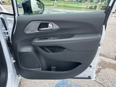 New 2026 Chrysler Pacifica Select image 50