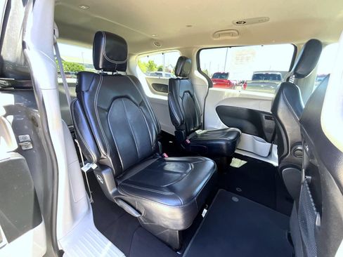 Used 2022 Chrysler Pacifica Touring-L FWD image 18