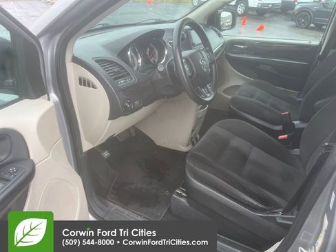 Used 2018 Dodge Grand Caravan SE image 5