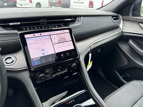 New 2025 Jeep Grand Cherokee Limited w/ Black Appearance Package image 25