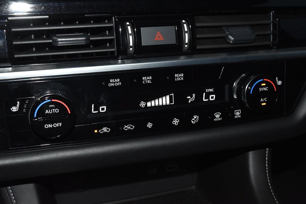 Used 2025 Nissan Pathfinder SV AWD/4WD image 12