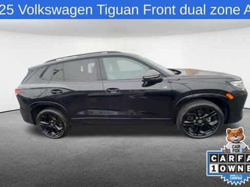 Used 2025 Volkswagen Tiguan SE R-Line image 9