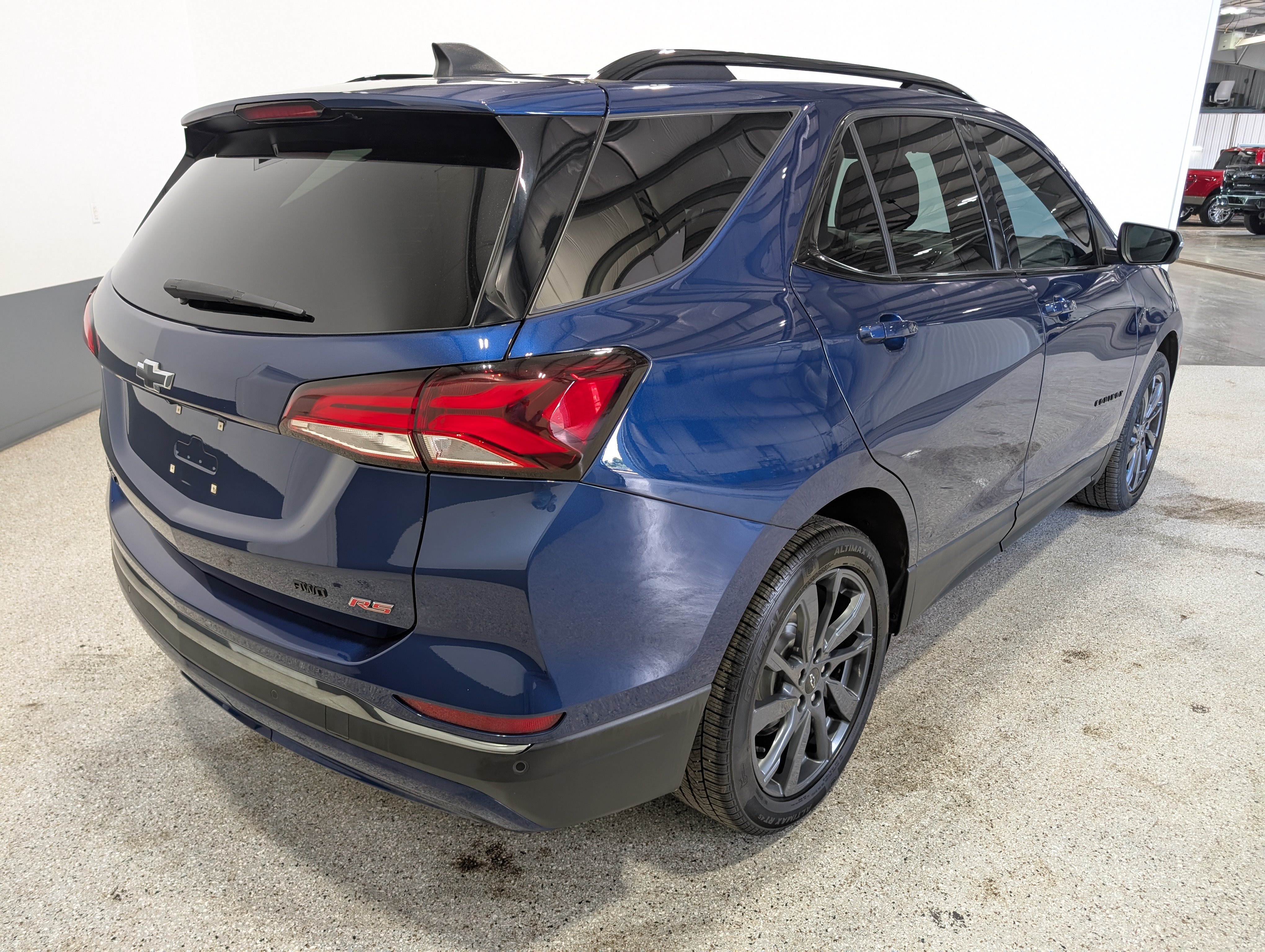 Used 2022 Chevrolet Equinox RS w/ RS Leather Package AWD/4WD image 3