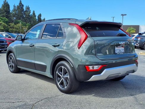 Certified 2025 Kia Niro EX image 3