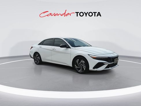 Used 2025 Hyundai Elantra SEL FWD image 2