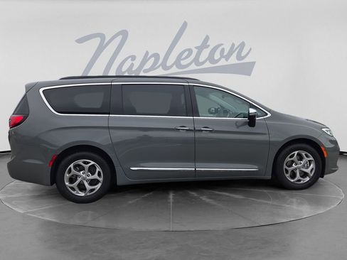 Used 2023 Chrysler Pacifica Limited FWD image 9