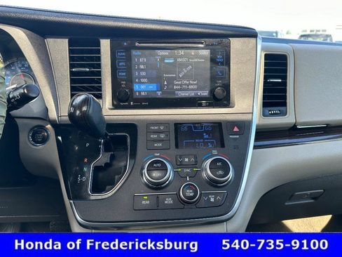 Used 2017 Toyota Sienna XLE Premium image 22