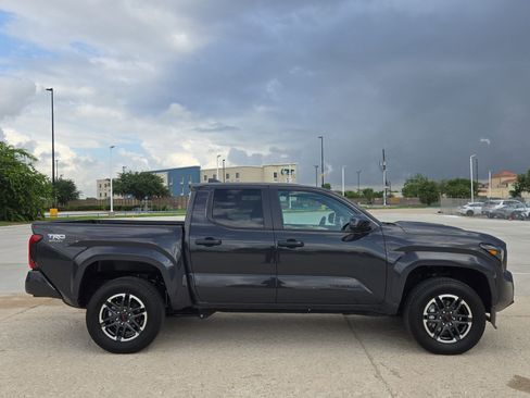 Used 2025 Toyota Tacoma TRD Sport AWD/4WD image 2