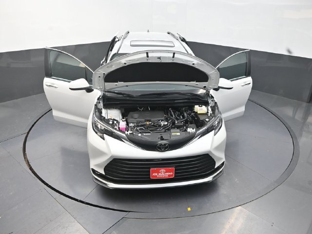 Used 2026 Toyota Sienna XLE FWD image 39