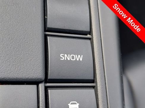 Used 2023 Toyota Highlander XLE FWD image 22