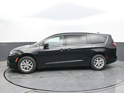 Used 2024 Chrysler Pacifica Touring-L FWD image 2