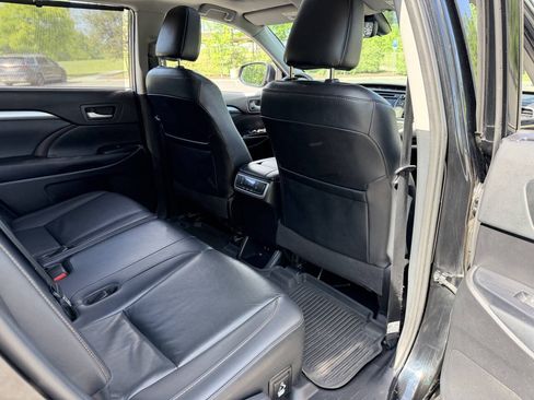 Used 2019 Toyota Highlander XLE AWD/4WD image 30