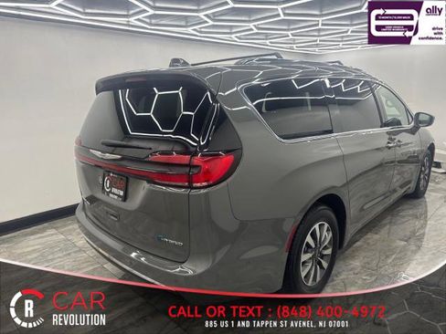 Used 2021 Chrysler Pacifica Touring-L image 11