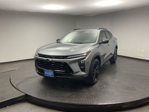Certified 2025 Chevrolet Trax ACTIV FWD image 3