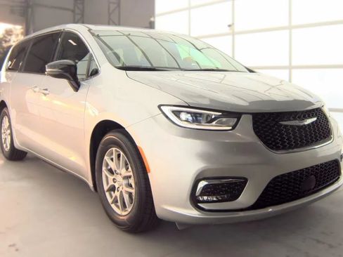 Used 2026 Chrysler Pacifica Select FWD image 2