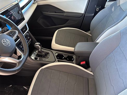 New 2026 Volkswagen Taos SE image 8
