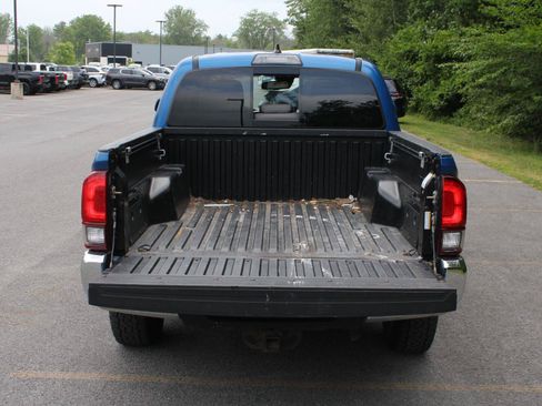Used 2018 Toyota Tacoma SR5 AWD/4WD image 7