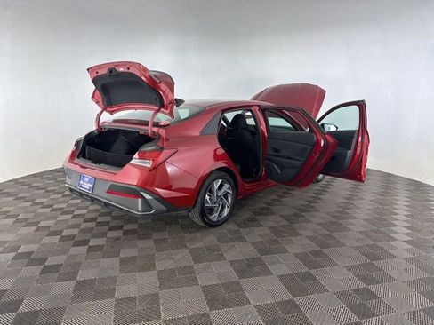 Used 2025 Hyundai Elantra SEL FWD image 19