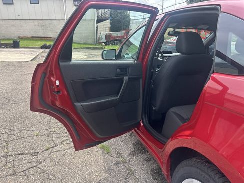 Used 2010 Ford Focus SE FWD image 16
