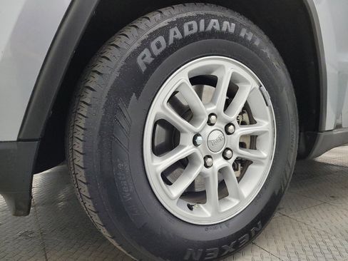 Used 2018 Jeep Grand Cherokee Laredo image 31