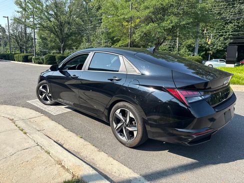 Used 2022 Hyundai Elantra Limited w/ Cargo Package FWD image 5
