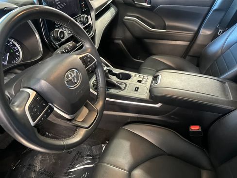 Used 2023 Toyota Highlander XLE FWD image 12