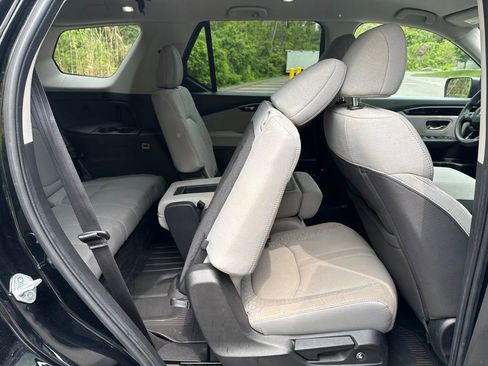 Used 2023 Honda Pilot LX image 12